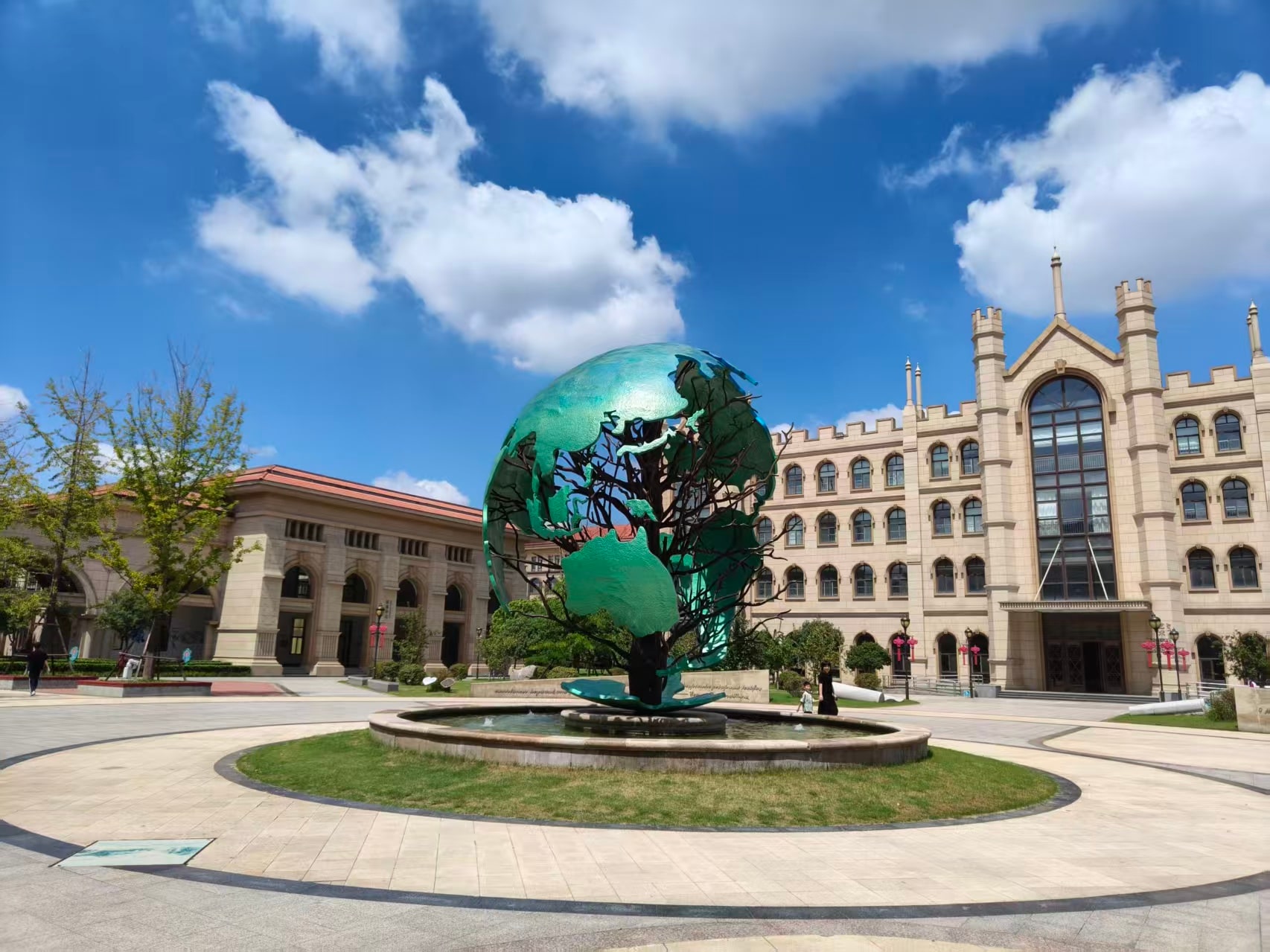 Linyi campus, central plaza